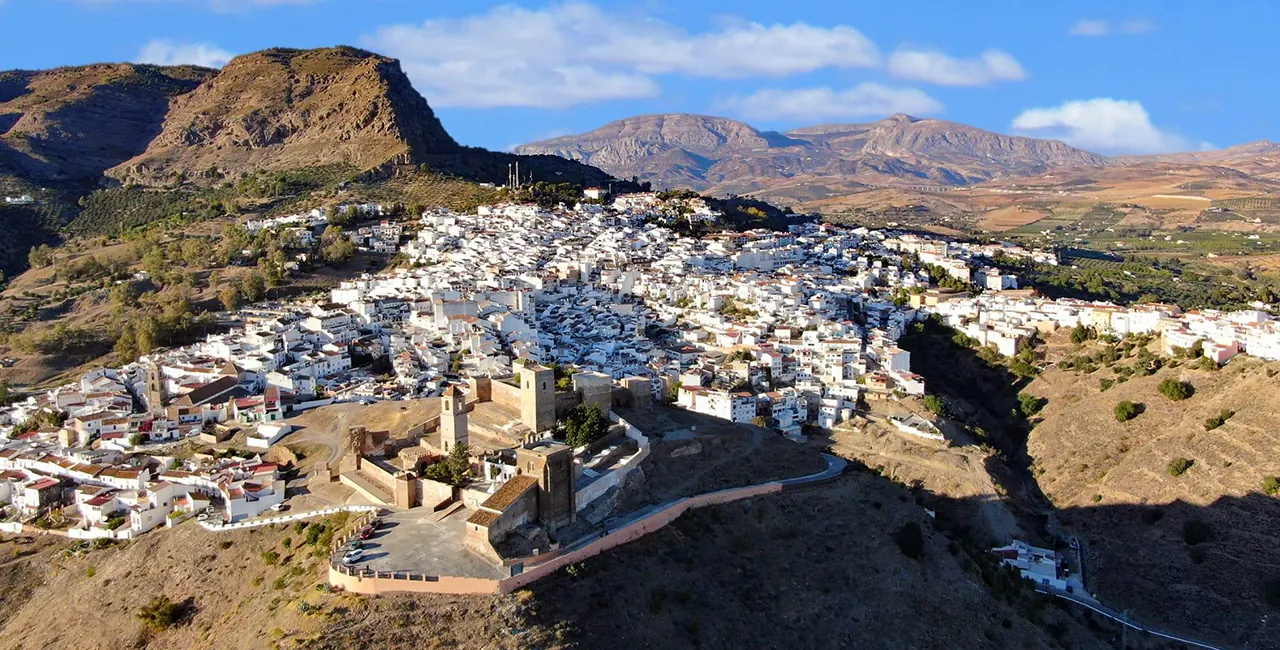 Vista aérea del pueblo de Álora con su castillo y la sierra malagueña al fondo