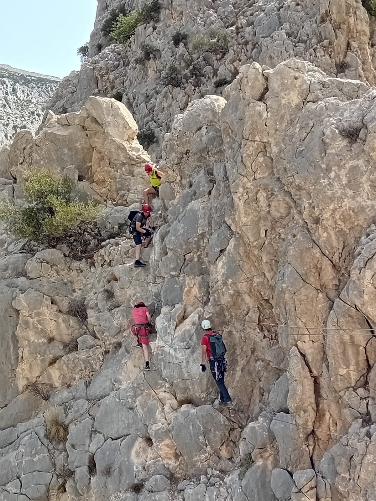 Participante recorriendo la Vía Ferrata del Caminito del Rey sobre el desfiladero