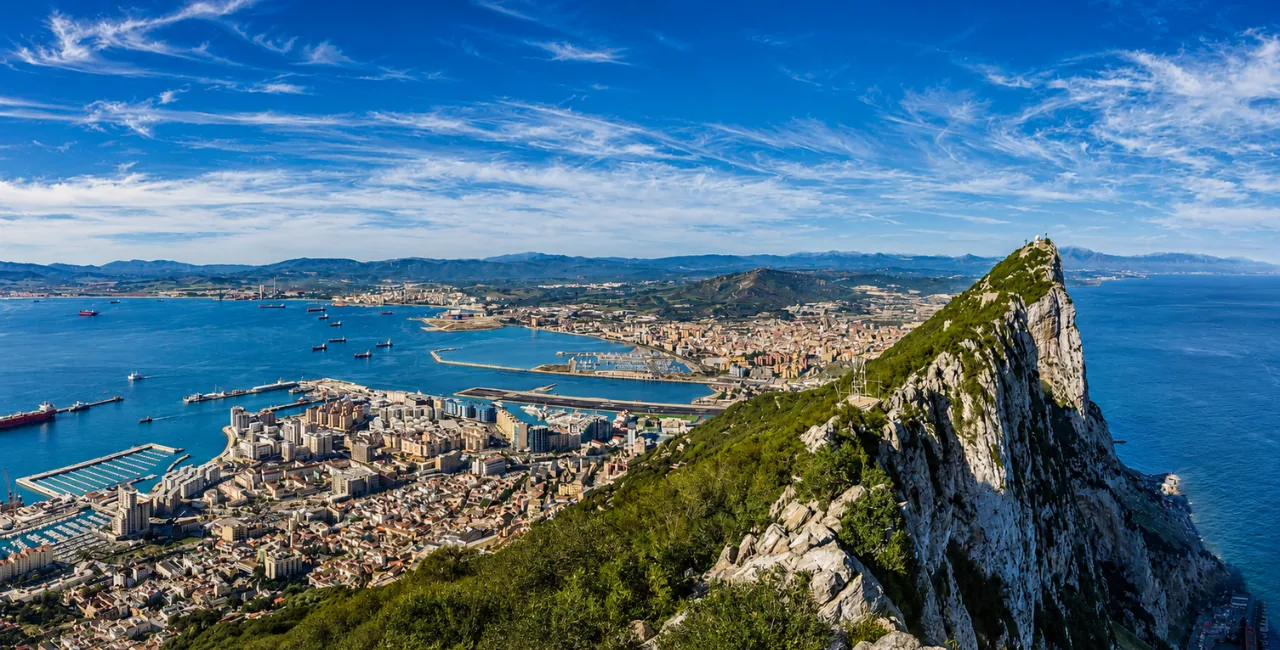 Vista panorámica del Peñón de Gibraltar, la ciudad y la bahía